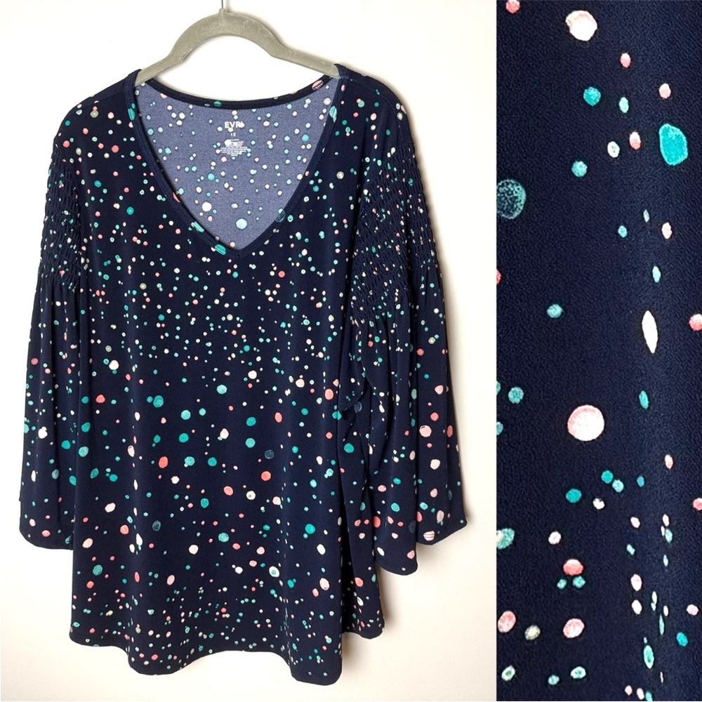 EVRI Blouse Plus Size 1X Top 3/4 Flare Sleeves V-Neck Stretch Navy Blue Dots